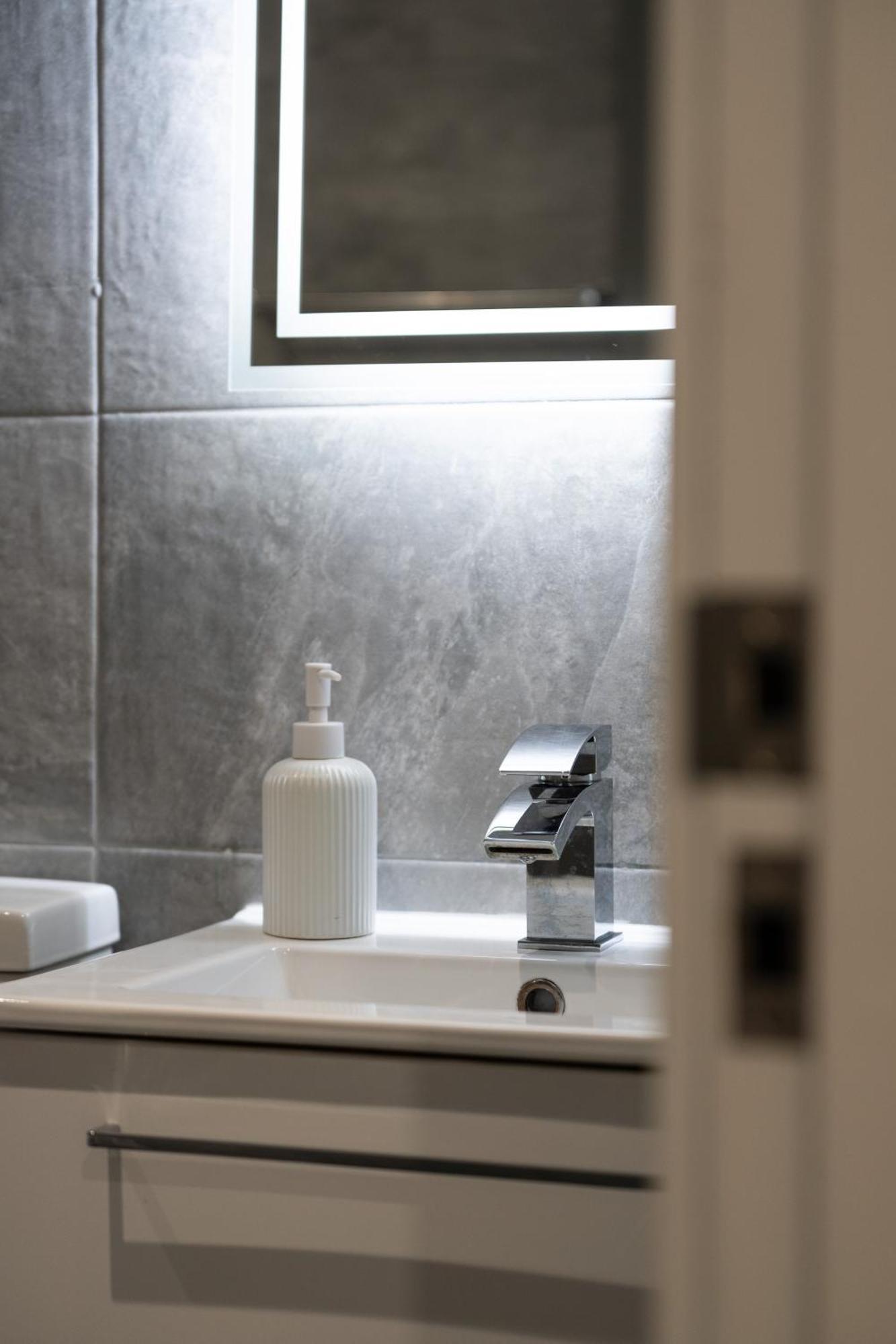 Modern 2-Bed Apartment With Balcony, Close To Oxford City Centre With Free Parking Экстерьер фото